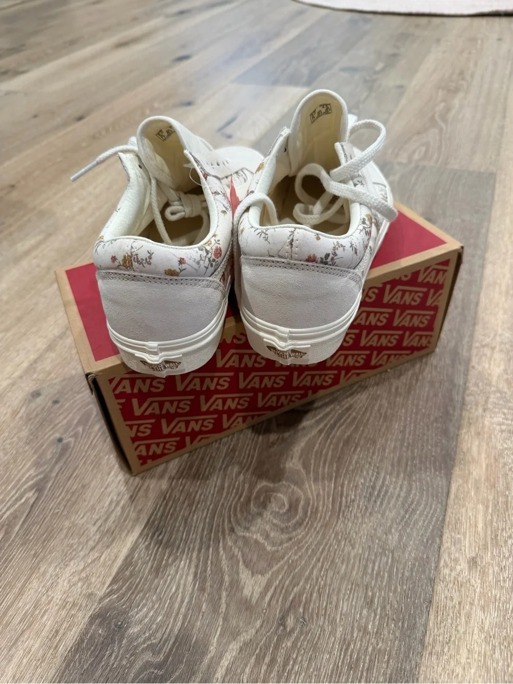 Vans women’s Cream Floral Low-Top Lace Sneakers